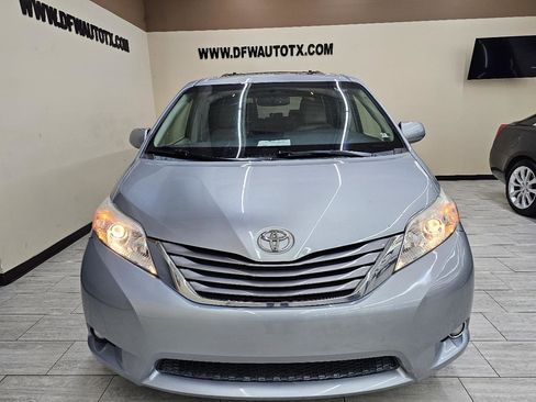 Used 2015 Toyota Sienna XLE w/ XLE Navigation Package FWD image 3