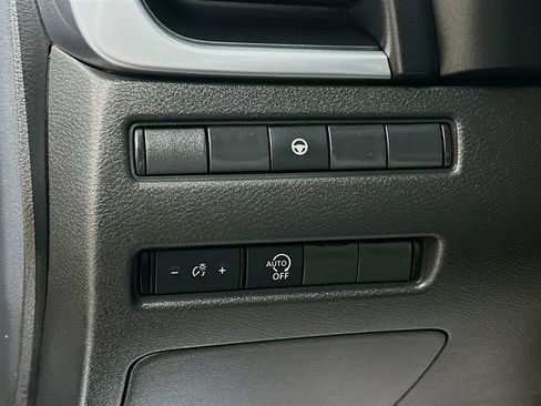 Used 2023 Nissan Rogue SV image 10