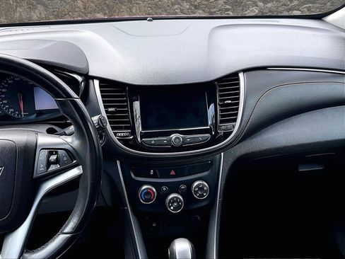 Used 2019 Chevrolet Trax LT w/ LT Convenience Package image 6