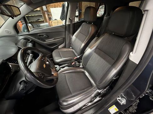 Used 2022 Chevrolet Trax LT w/ LT Convenience Package image 19