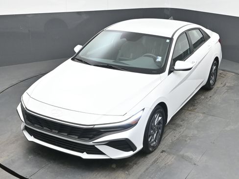 Used 2024 Hyundai Elantra SEL image 45