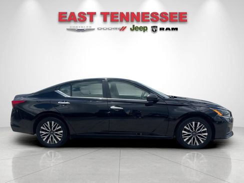Used 2024 Nissan Altima 2.5 SV FWD image 2