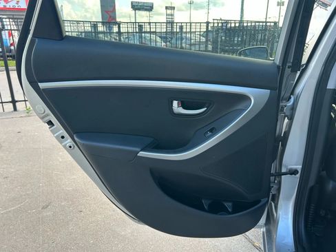 Used 2014 Hyundai Elantra GT w/ Option Group 03 image 17