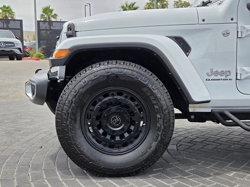Used 2023 Jeep Gladiator Overland AWD/4WD image 12