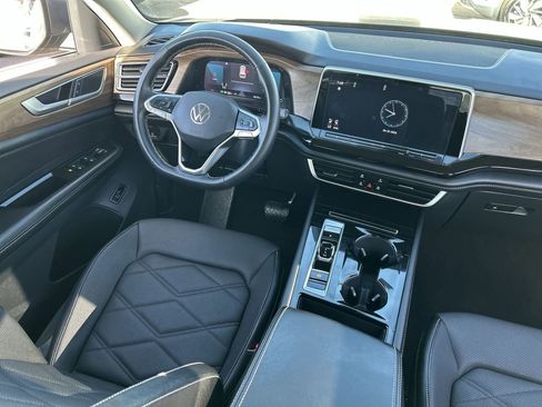 Used 2024 Volkswagen Atlas SE AWD/4WD image 11