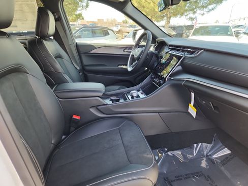 New 2025 Jeep Grand Cherokee Altitude image 19