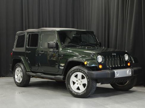 Used 2011 Jeep Wrangler Unlimited Sahara w/ Connectivity Group AWD/4WD image 7