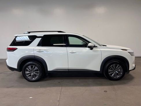 Used 2024 Nissan Pathfinder SV image 2