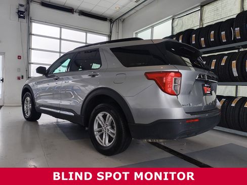 Used 2023 Ford Explorer XLT image 3