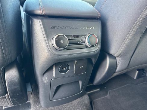 Used 2025 Ford Explorer Active AWD/4WD image 10