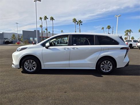 Used 2025 Toyota Sienna XLE image 7
