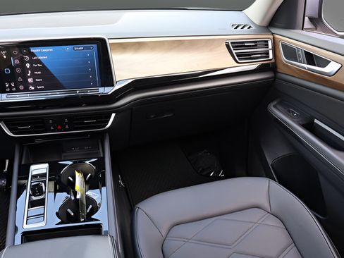 Certified 2024 Volkswagen Atlas SE FWD image 17