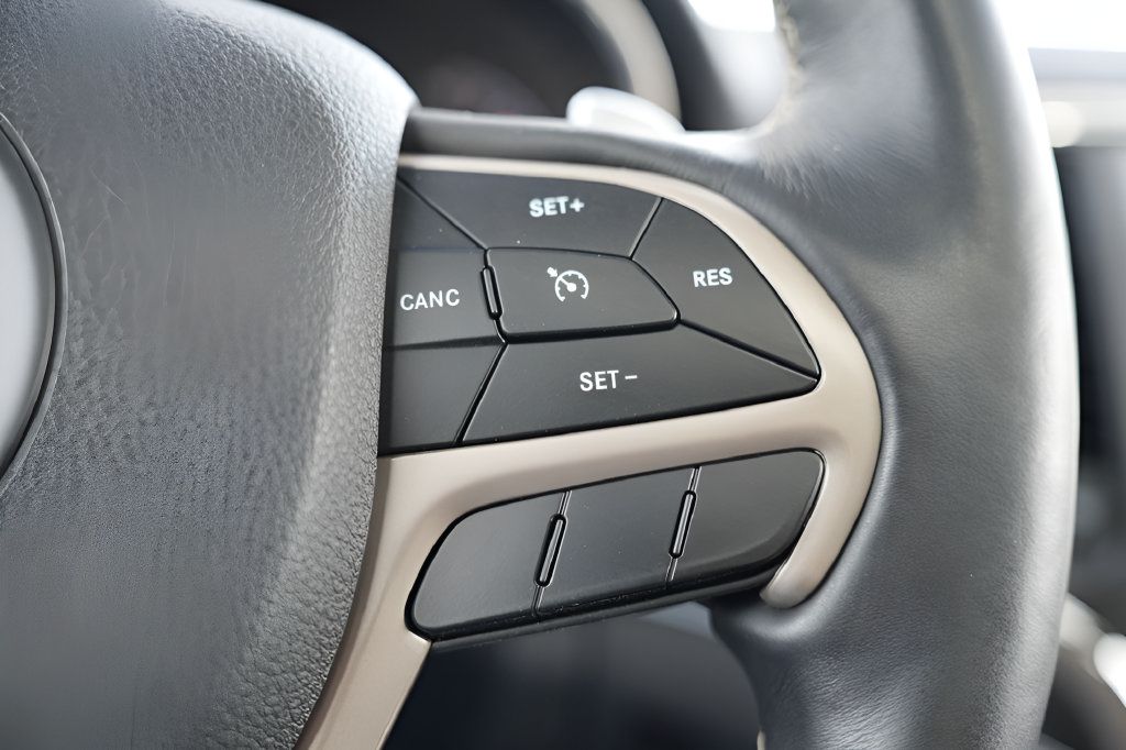 Used 2017 Jeep Grand Cherokee Limited w/ Luxury Group II AWD/4WD image 29