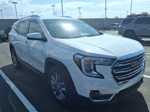 Used 2024 GMC Terrain SLT image 2