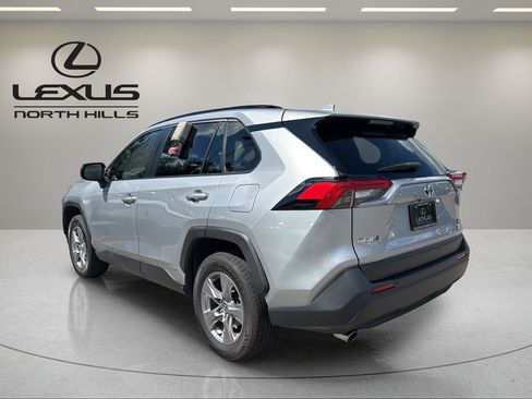 Used 2022 Toyota RAV4 LE AWD/4WD image 8