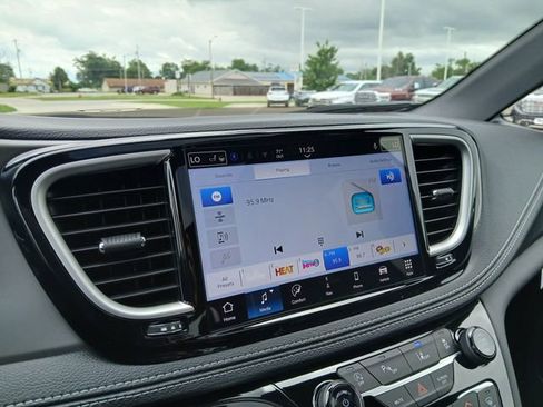 New 2027 Chrysler Pacifica Limited AWD/4WD image 24