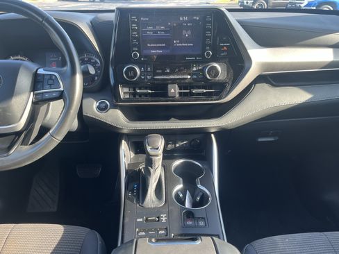 Used 2022 Toyota Highlander LE AWD/4WD image 26