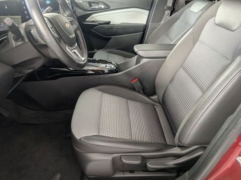 Used 2025 Chevrolet Trax LT w/ LT Convenience Package FWD image 12