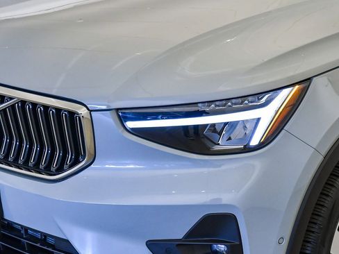 Certified 2025 Volvo XC40 B5 Plus image 9