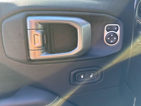 Used 2020 Jeep Gladiator Overland image 27