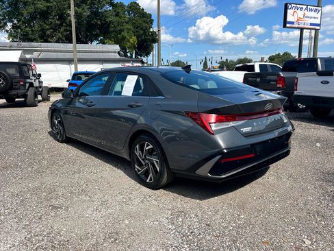Used 2024 Hyundai Elantra Limited image 5