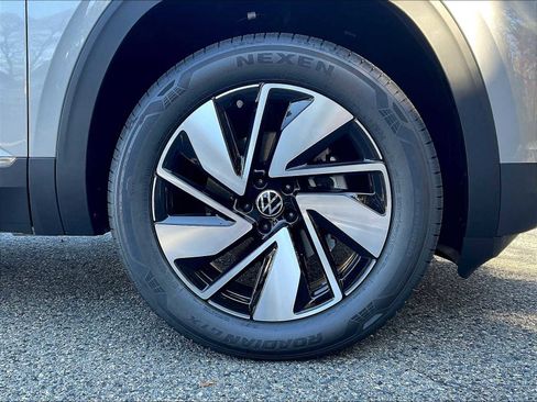 New 2026 Volkswagen Atlas SEL image 8