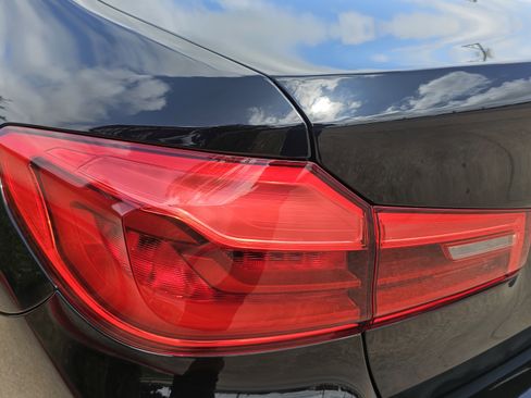 Used 2018 BMW 530e w/ Premium Package 2 image 10