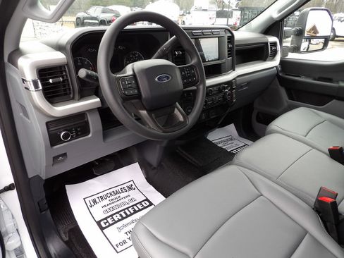 Used 2024 Ford F550 image 28