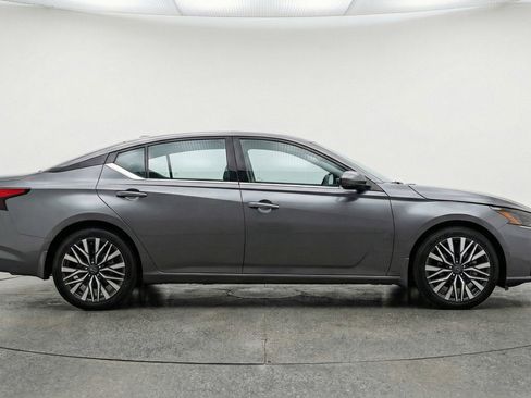 Used 2025 Nissan Altima 2.5 SV image 11