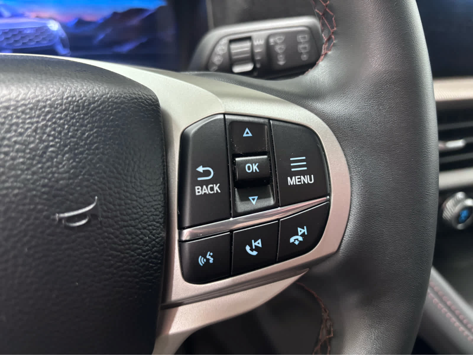 Used 2025 Ford Explorer Active AWD/4WD image 19