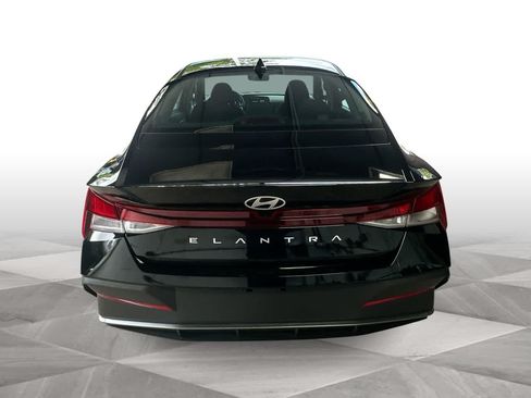 Used 2026 Hyundai Elantra SE FWD image 7