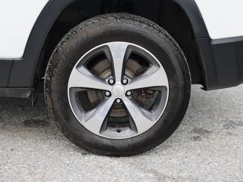 Used 2019 Jeep Cherokee Limited AWD/4WD image 31