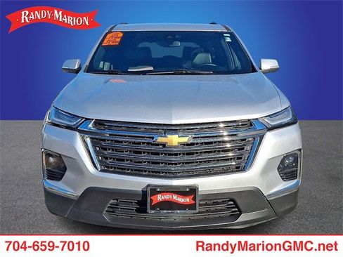 Used 2022 Chevrolet Traverse LT image 2
