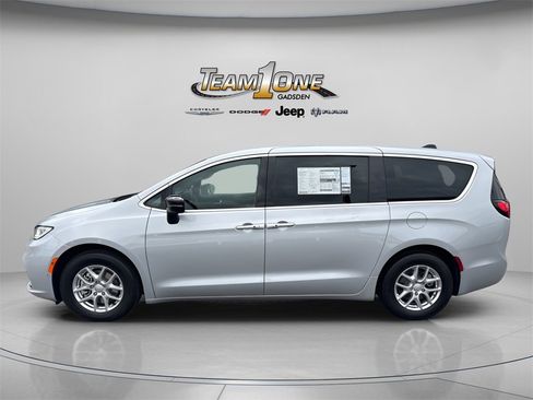 New 2026 Chrysler Pacifica Select image 5