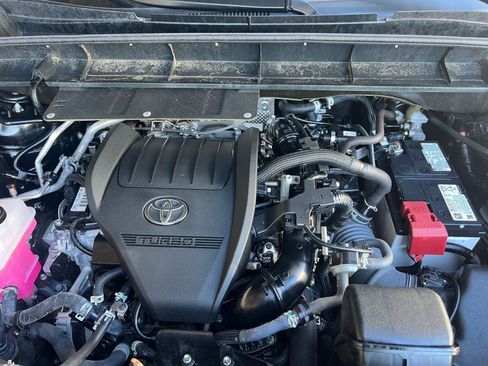 Used 2025 Toyota Highlander LE FWD image 33