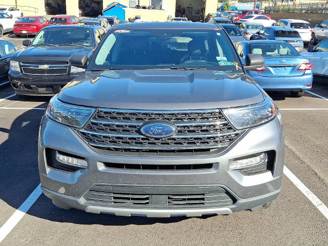 Used 2022 Ford Explorer XLT w/ Equipment Group 202A AWD/4WD image 2