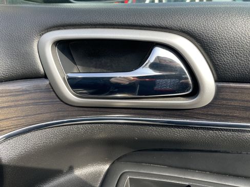 Used 2018 Jeep Grand Cherokee Overland image 12