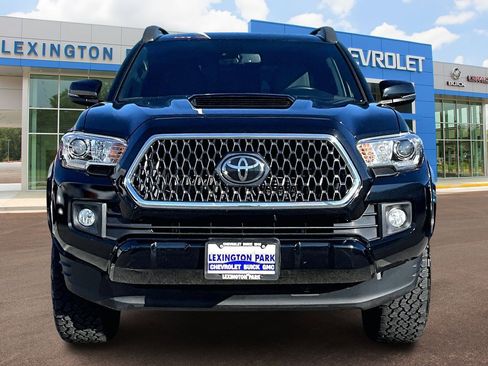 Used 2019 Toyota Tacoma TRD Sport image 3