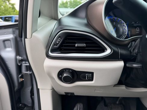 Used 2020 Chrysler Voyager L FWD image 22