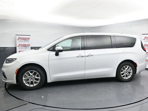 Used 2023 Chrysler Pacifica Touring-L FWD image 5