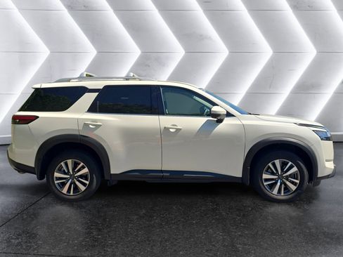 Used 2024 Nissan Pathfinder SL AWD/4WD image 6