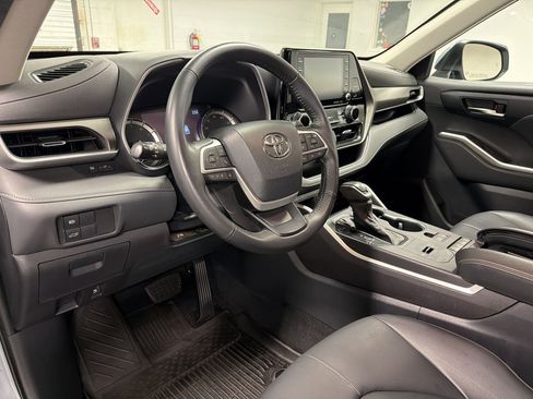 Used 2022 Toyota Highlander XLE FWD image 3