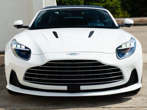 Used 2025 Aston Martin DB12 Convertible RWD image 17