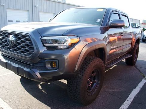 Used 2022 Toyota Tacoma TRD Off-Road w/ TRD Premium Off Road Package AWD/4WD image 3