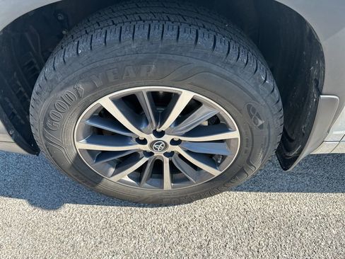 Used 2017 Toyota Highlander XLE image 16