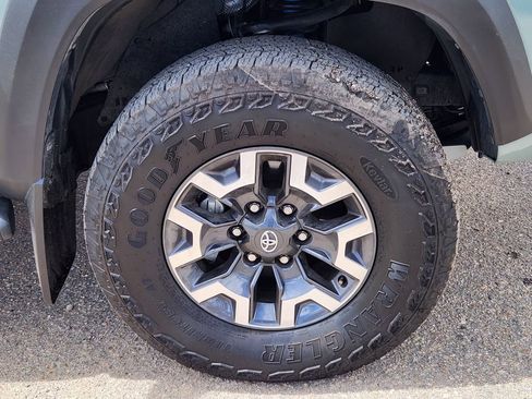 Used 2022 Toyota Tacoma TRD Off-Road AWD/4WD image 15