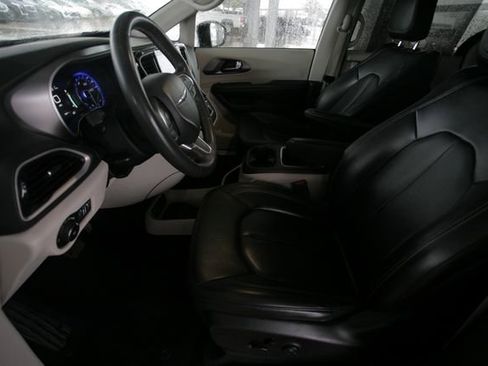 Used 2023 Chrysler Pacifica Touring-L image 8