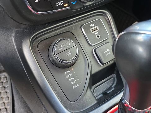 Used 2021 Jeep Compass Trailhawk AWD/4WD image 30