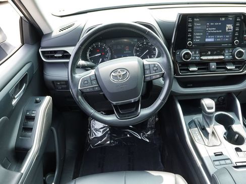 Used 2021 Toyota Highlander XLE AWD/4WD image 21