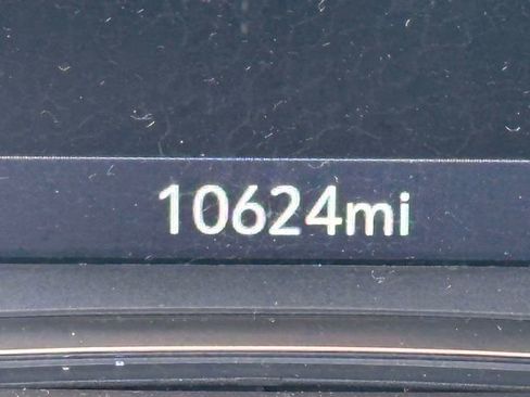 Used 2023 Chevrolet Traverse LT w/ Rear Camera Mirror Package image 31